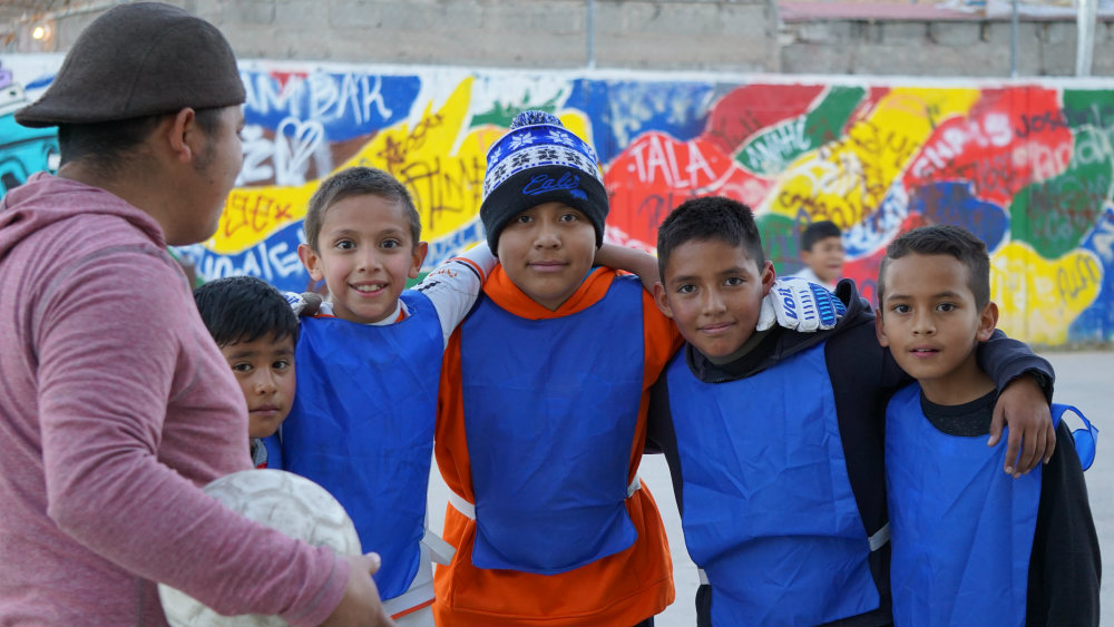 El Mix jugando fútbol con sus alumnos