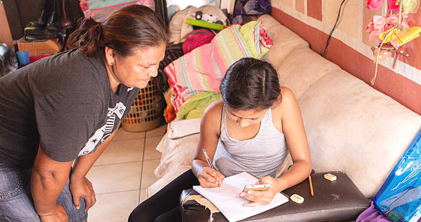 Niña estudiando con celular