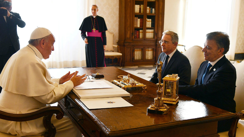 Papa Santos y Uribe 2